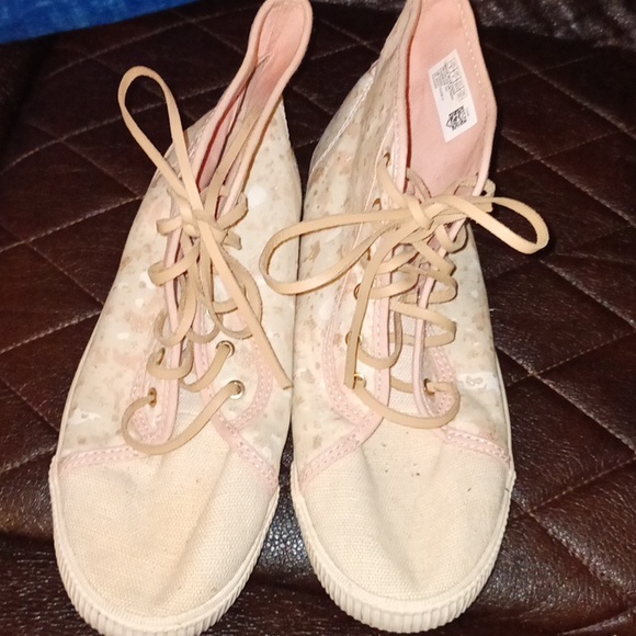 Women's shoe - Picture 1 of 3